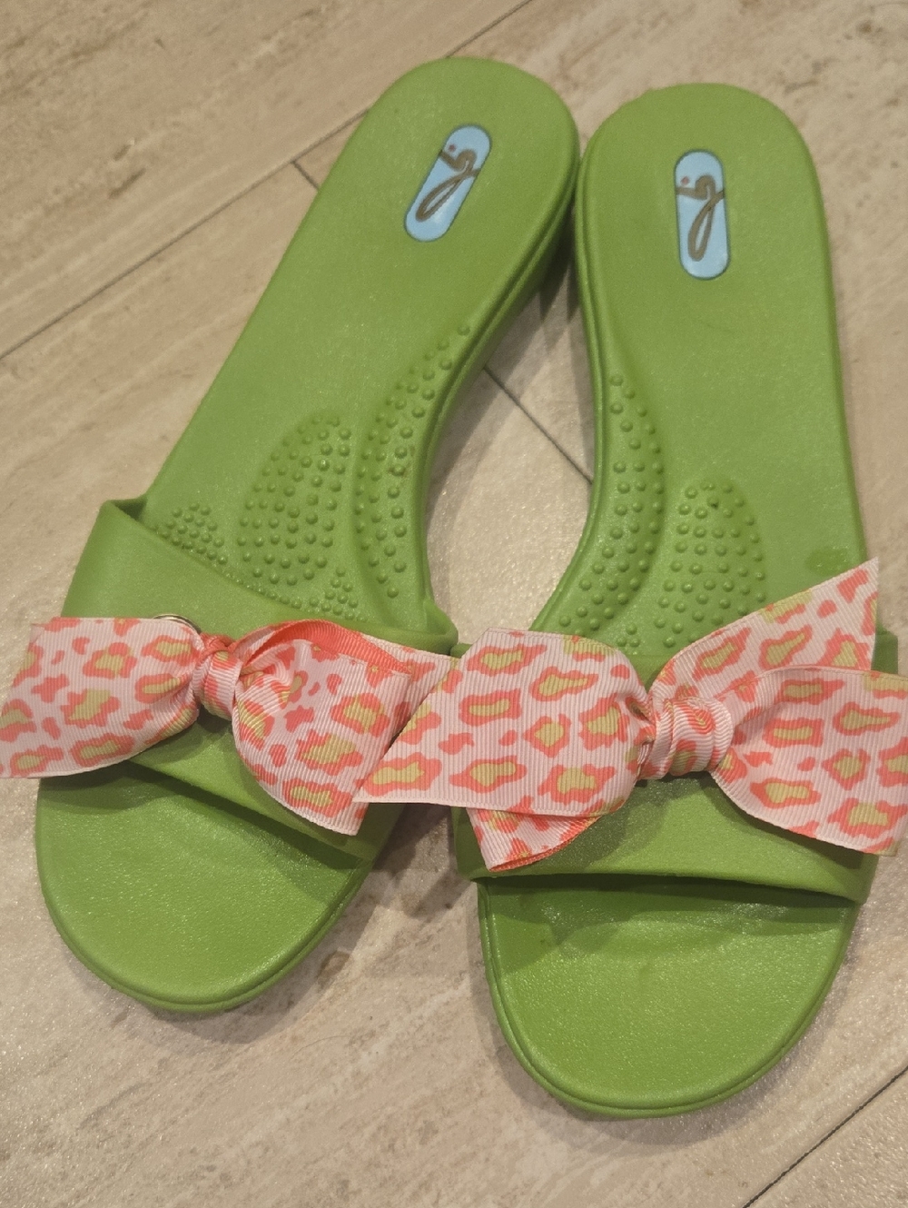 OKA-b Lime Green Pink Bow Accent Slides - Picture 1 of 11